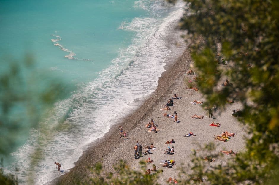 Vista aérea de playa soleada en la Costa Azul francesa
