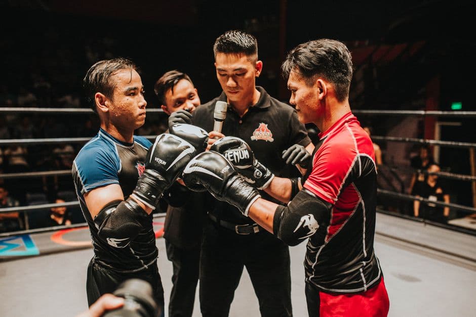 Par de guantes de boxeo color negro profesionales de entrenamiento