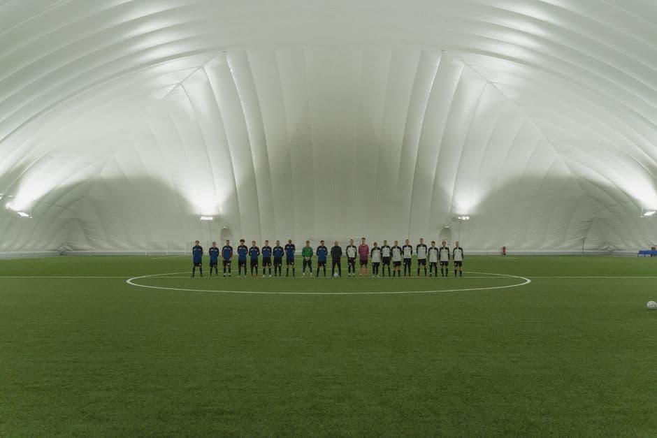 Dos equipos de fútbol en el campo listos para competir