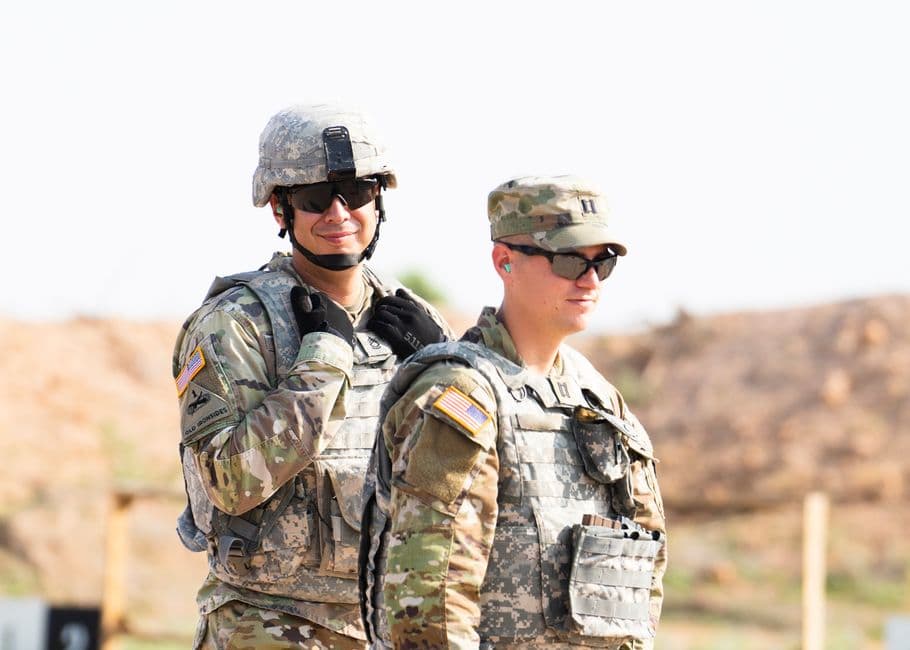 Soldados en uniforme militar de pie en el exterior