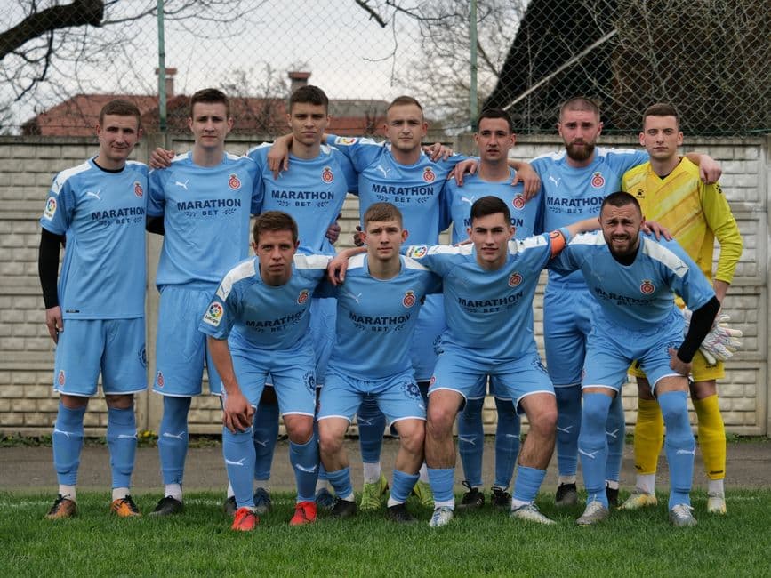 Equipo de fútbol posando para una foto de grupo oficial profesional
