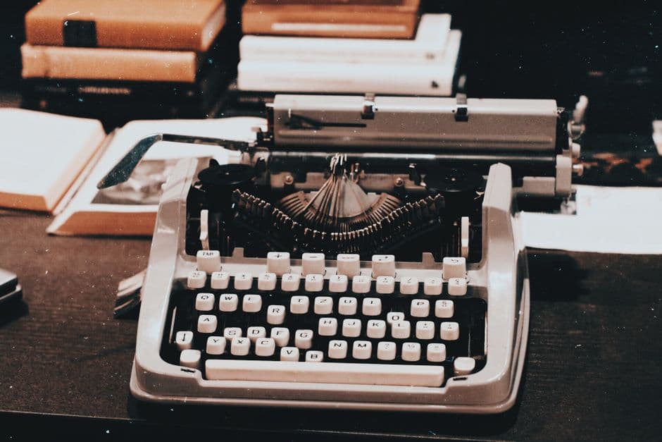 Una máquina de escribir antigua sobre una mesa