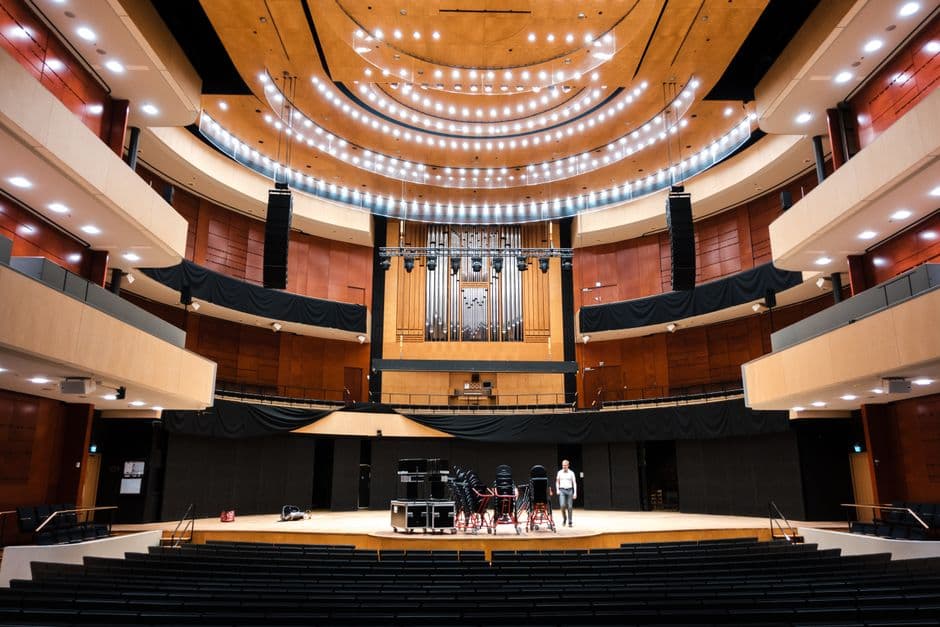 Interior de un auditorio con un piano de cola