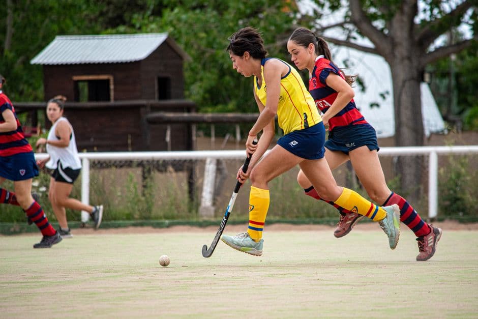 Jugadoras en partido de hockey hierba en acción