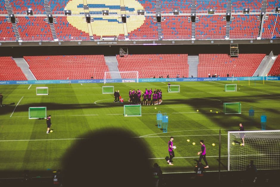 Sesión de entrenamiento de fútbol en un estadio icónico