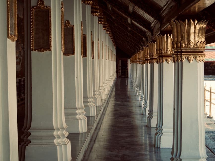 Columnas blancas y doradas en un templo budista