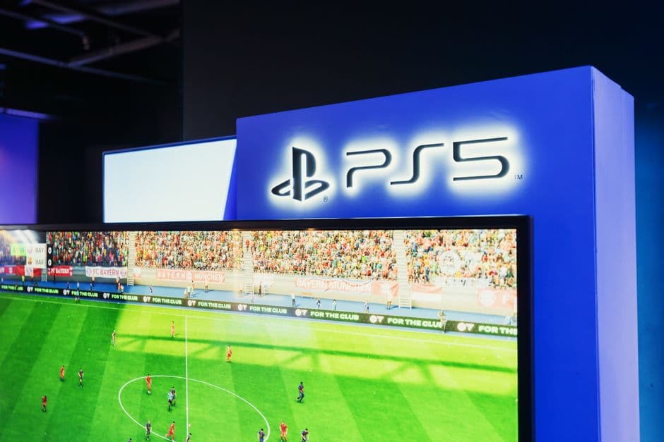 Consola PS5 con pantalla mostrando un partido de fútbol