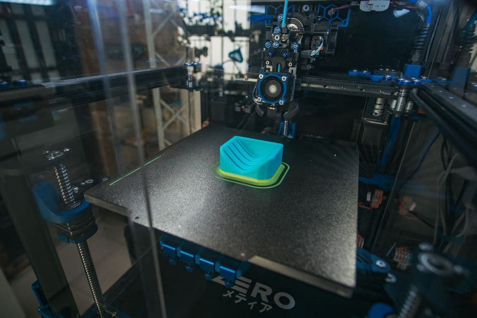 Primer plano de una máquina de impresión 3D en funcionamiento