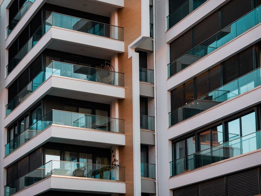 Balcones de un edificio moderno de apartamentos