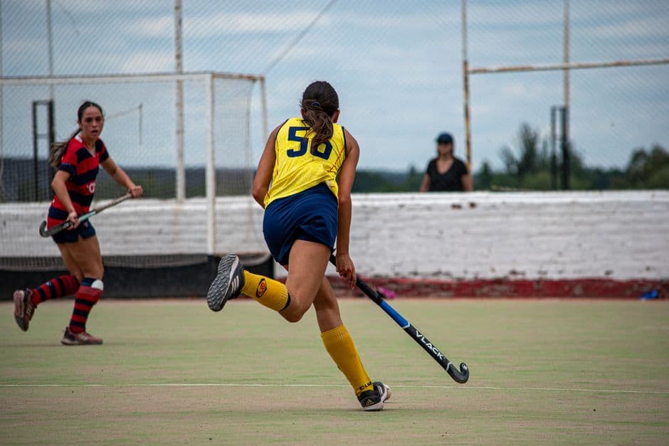 Jugadoras de hockey hierba en acción en el exterior