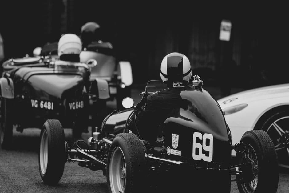 Coches de Fórmula 1 de época vintage en una carrera