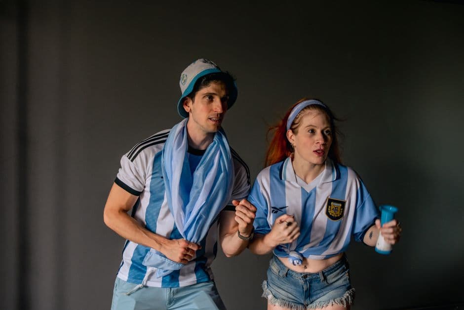 Aficionados argentinos de fútbol aplaudiendo en las gradas