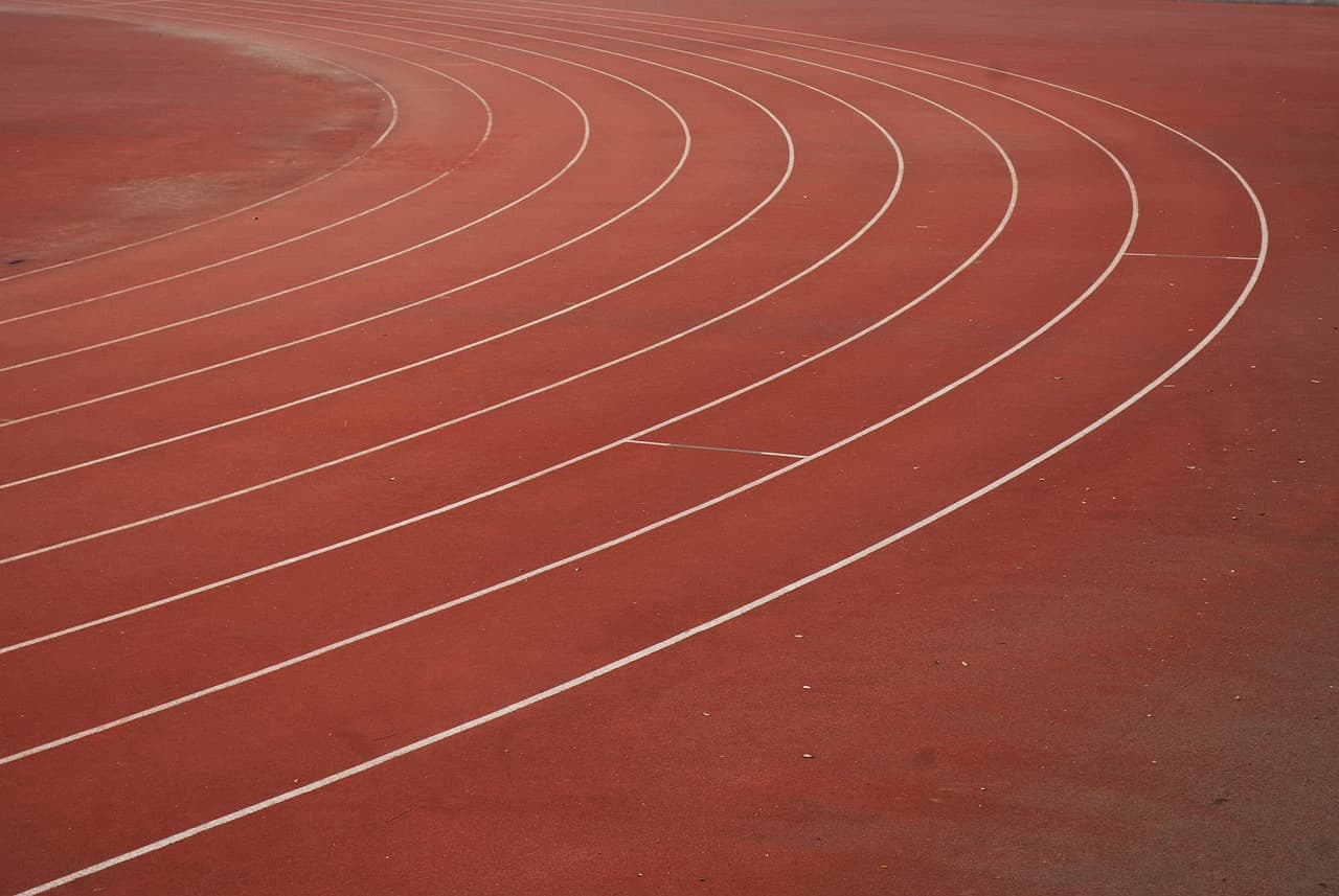 Pista de atletismo con carriles claramente demarcados