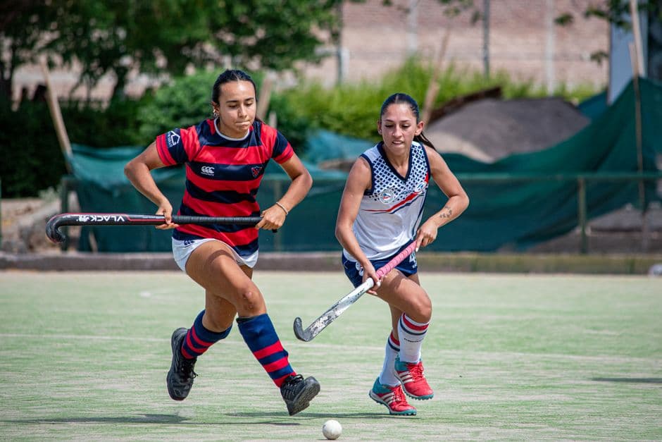 Una competencia de hockey sobre hierba femenino al aire libre
