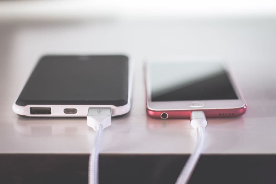 Primer plano de dos iPhones sobre superficie plana