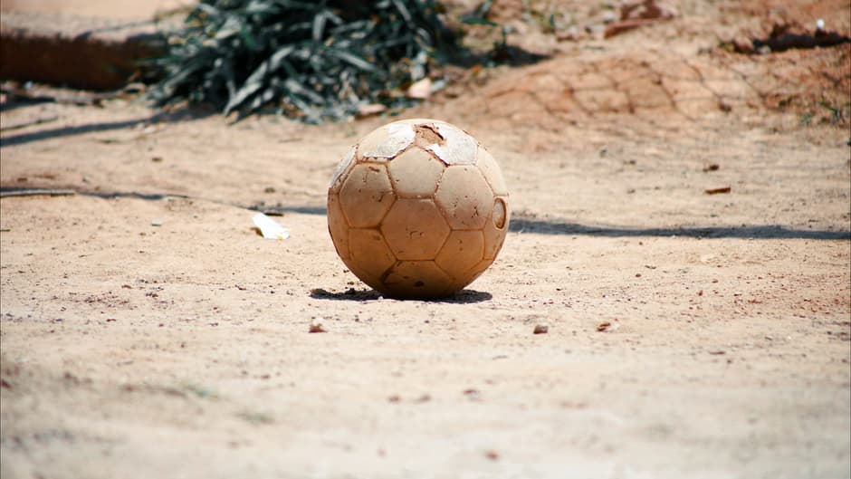 Balón de fútbol sobre el césped del estadio en la cancha