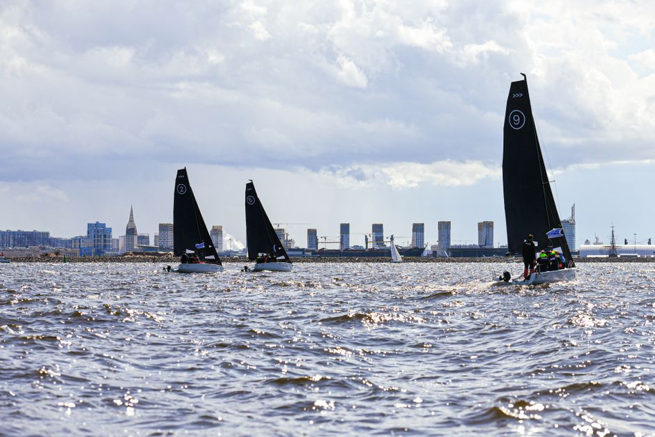 El Rey alza el ánimo tras el segundo puesto del velero "Hispania" en la Copa del Rey Mapfre
