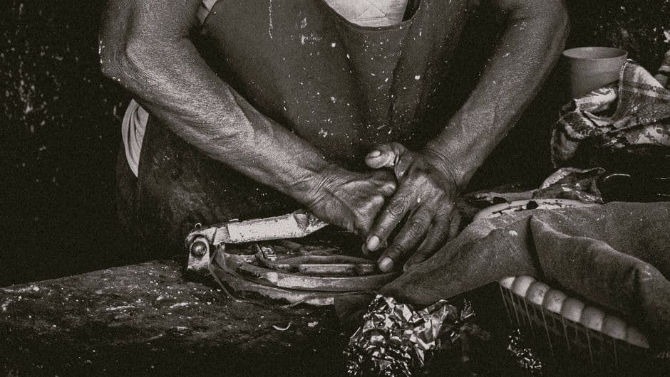 Manos de un artesano en blanco y negro durante su trabajo