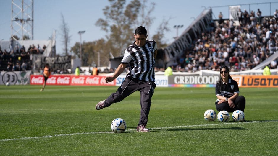 Futbolista pateando el balón en el campo de juego