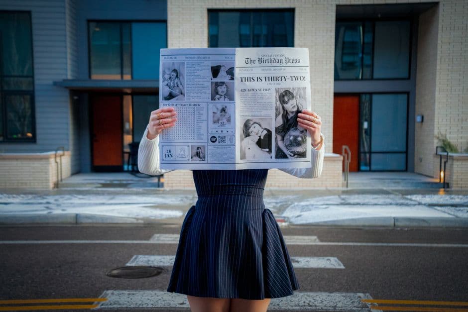 Retrato con periódico en un entorno urbano contemporáneo