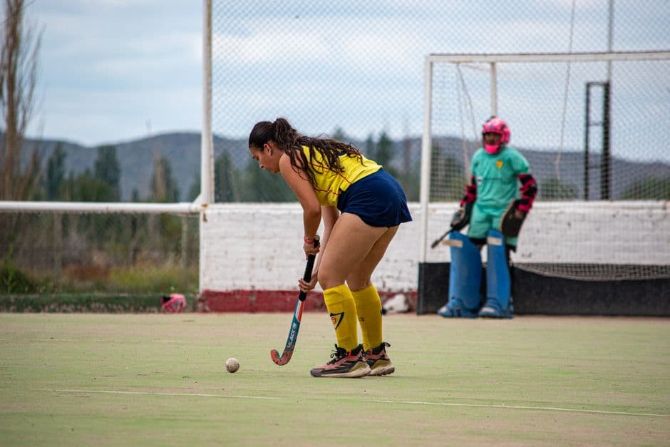 Jugadora de hockey hierba en posición de juego