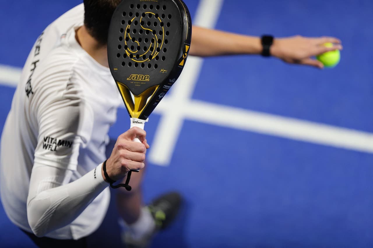 Atletas jugando paddle tenis en la cancha