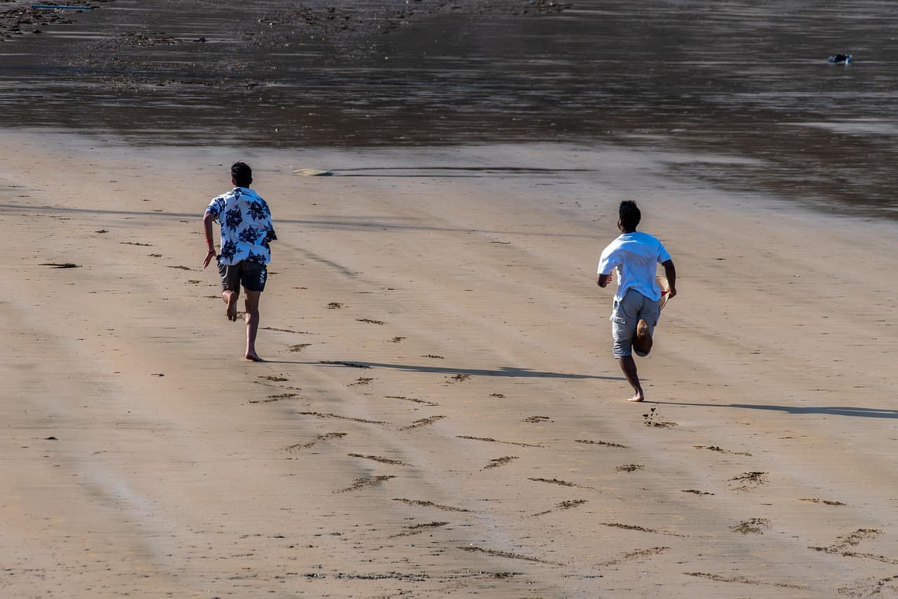 Varios hombres corren a máxima velocidad en una pista de atletismo