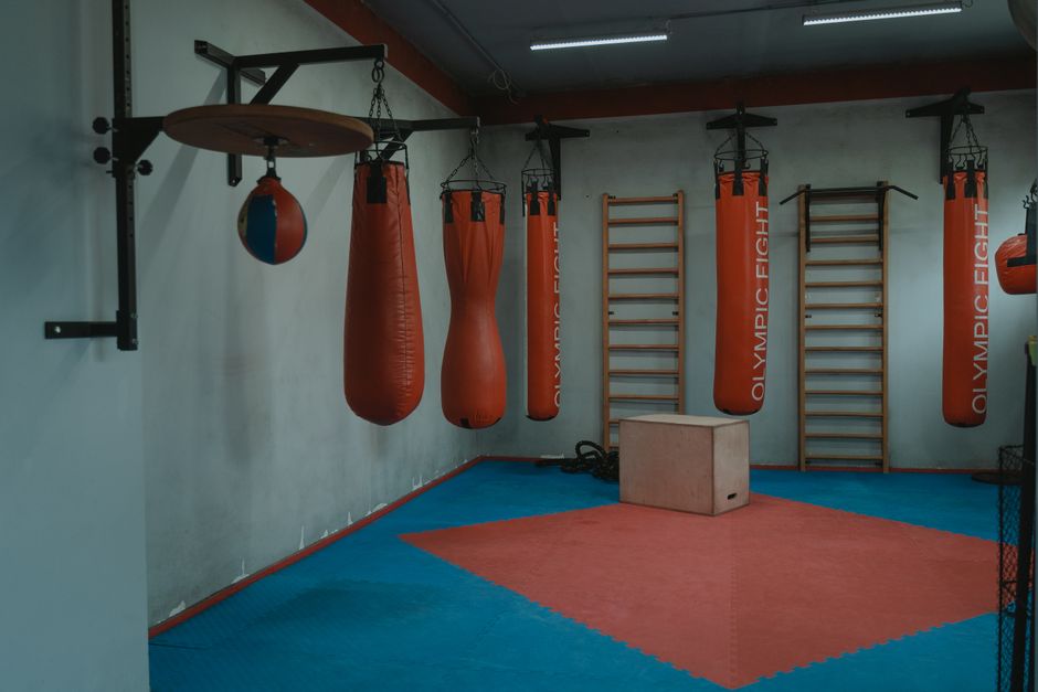 El campeón de boxeo que entrena con su madre y dirige el único rincón femenino del mundo