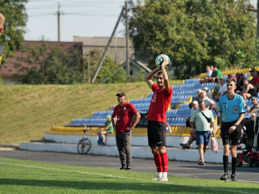 Hombres jugando un partido de fútbol en la cancha