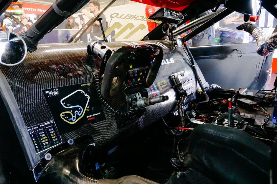 Interior de un monoplaza de carreras de competencia