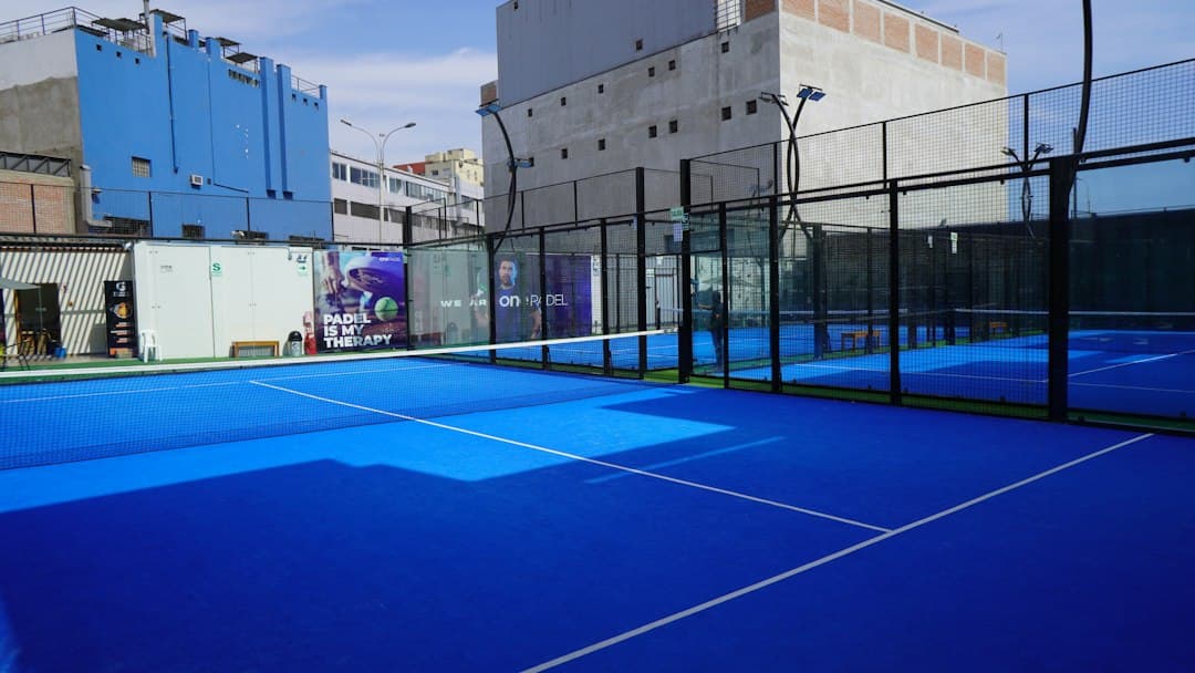 Pista de tenis cubierta con una lona azul