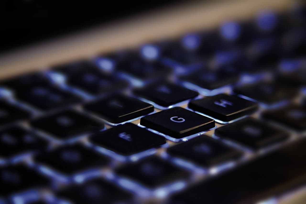 Un teclado para computadora con diseño tecnológico moderno