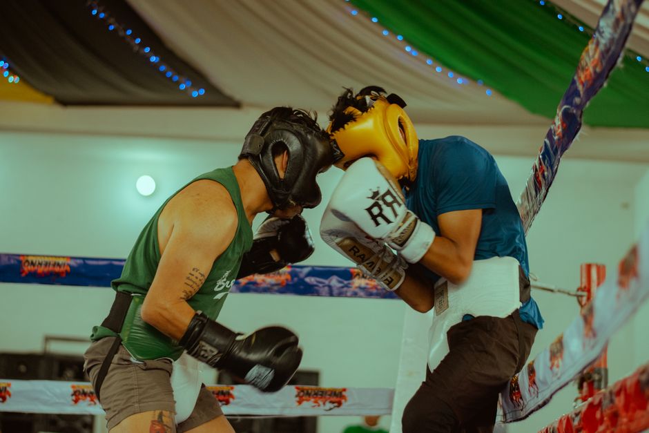 Del circo a la gloria mundial: la historia del boxeador que se casó de novia en el ring