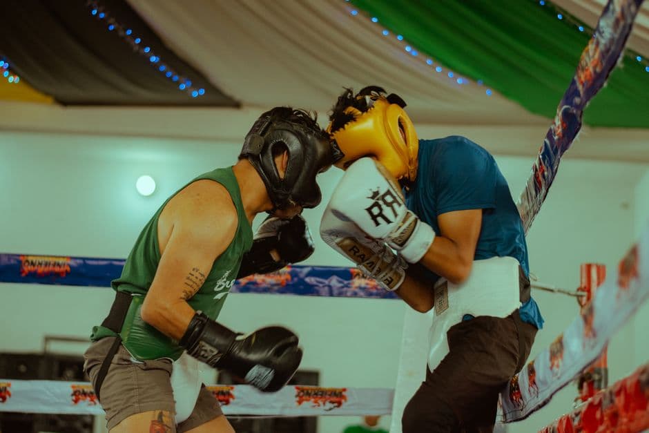 Combate de boxeo con atletas en equipo de protección