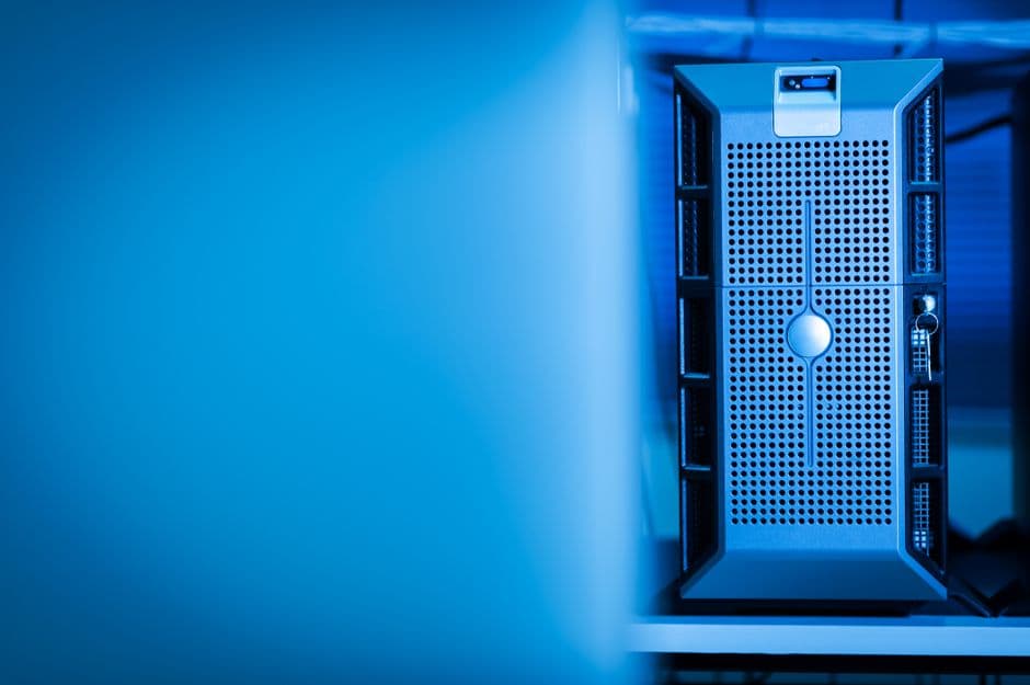 Un servidor de computadora en una sala de centro de datos