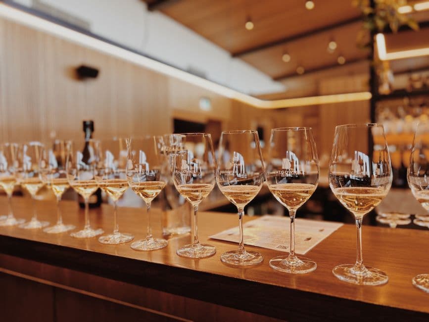 Copas de vino blanco alineadas en la barra