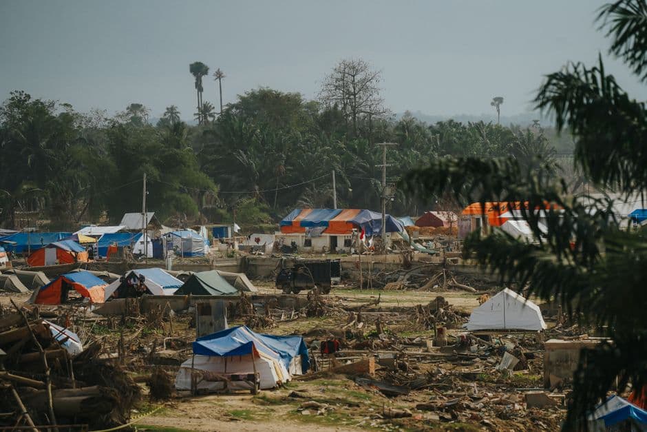 Campamento de ayuda humanitaria en zona de desastre