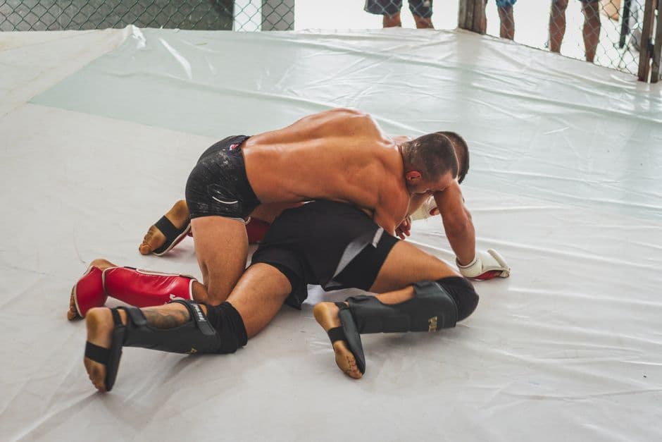 Dos hombres peleando en el cuadrilátero de boxeo