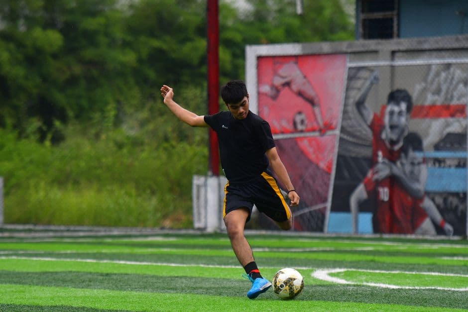 Joven futbolista jugando en el campo de Medan