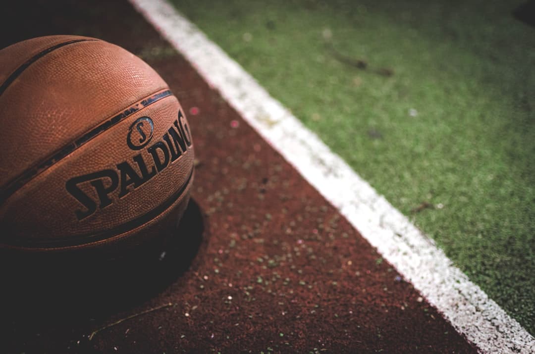 Balón de baloncesto Spalding sobre la cancha