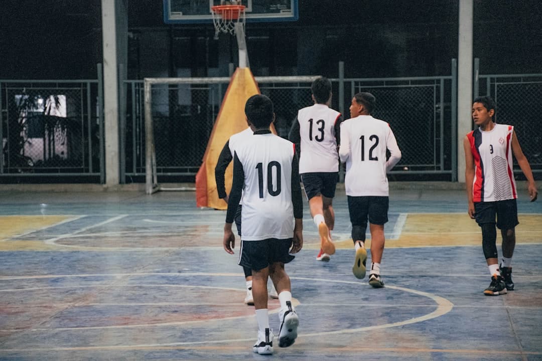 Futbolista lesionado acostado en el terreno de juego