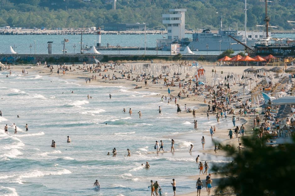 Una playa muy concurrida en un día soleado