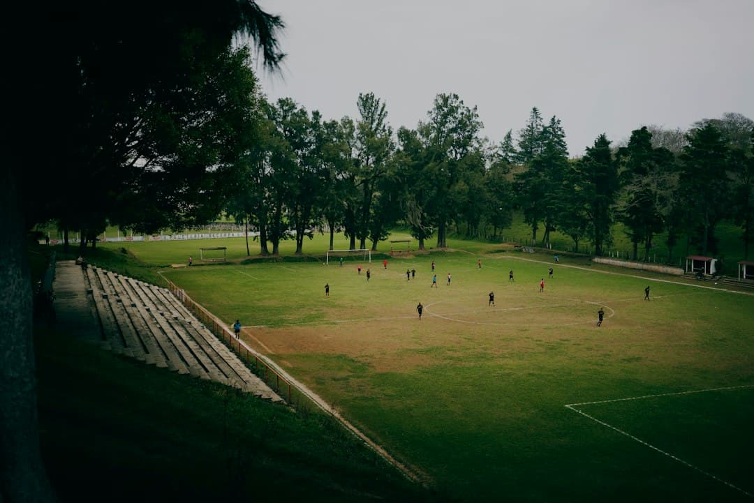 Automóvil de carreras clásico en curva de pista