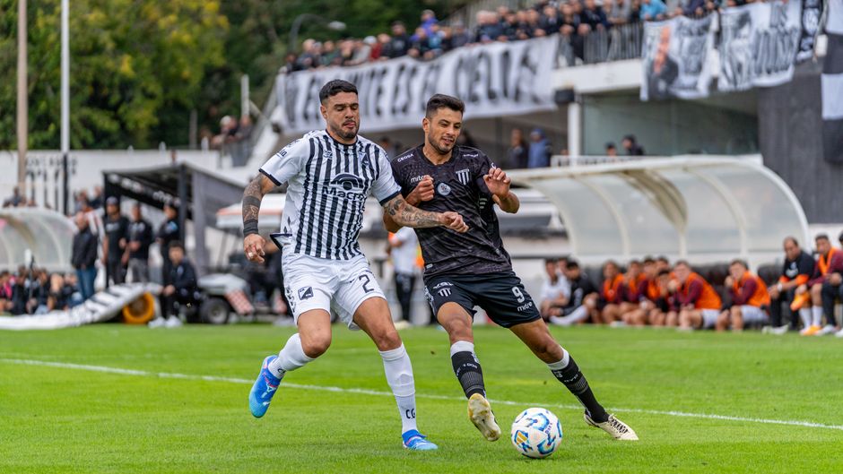 Partido intenso de fútbol sobre césped verde