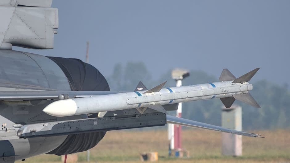 Un avión militar lanzando un misil en un salón aéreo