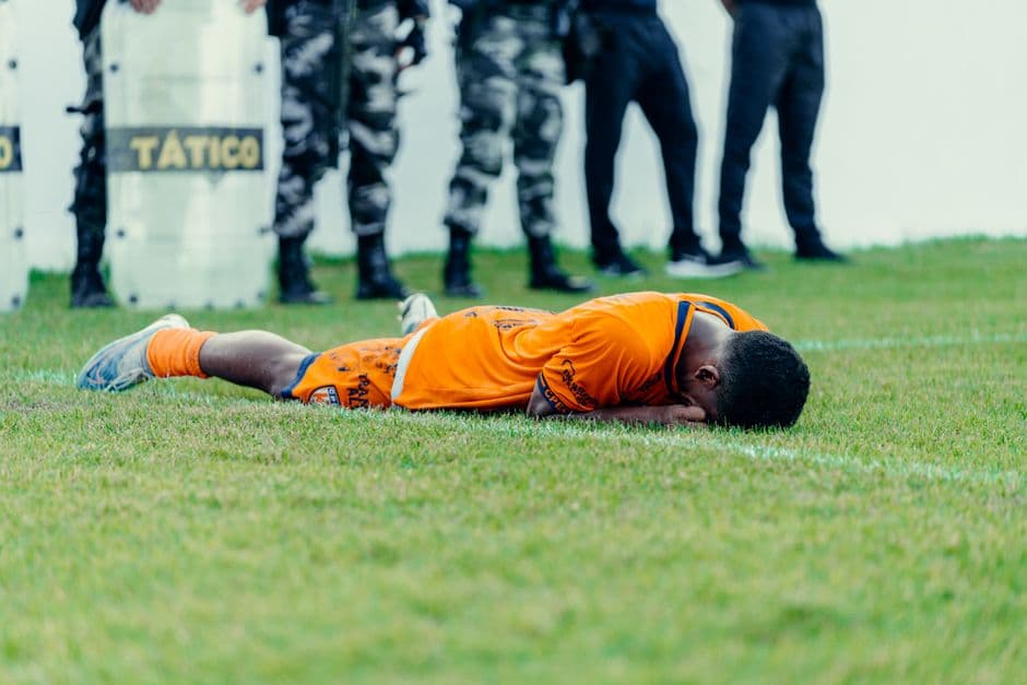 Un jugador lesionado tendido sobre el terreno de juego