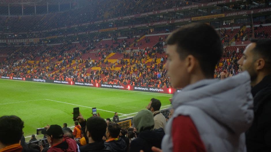 Una multitud de espectadores en un estadio durante un partido