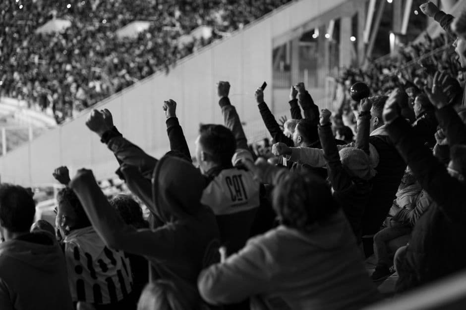 Aficionados emocionados de fútbol en un estadio