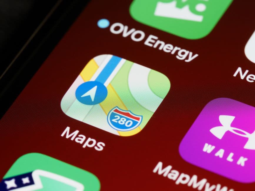 Un teléfono móvil negro mostrando la pantalla de una aplicación
