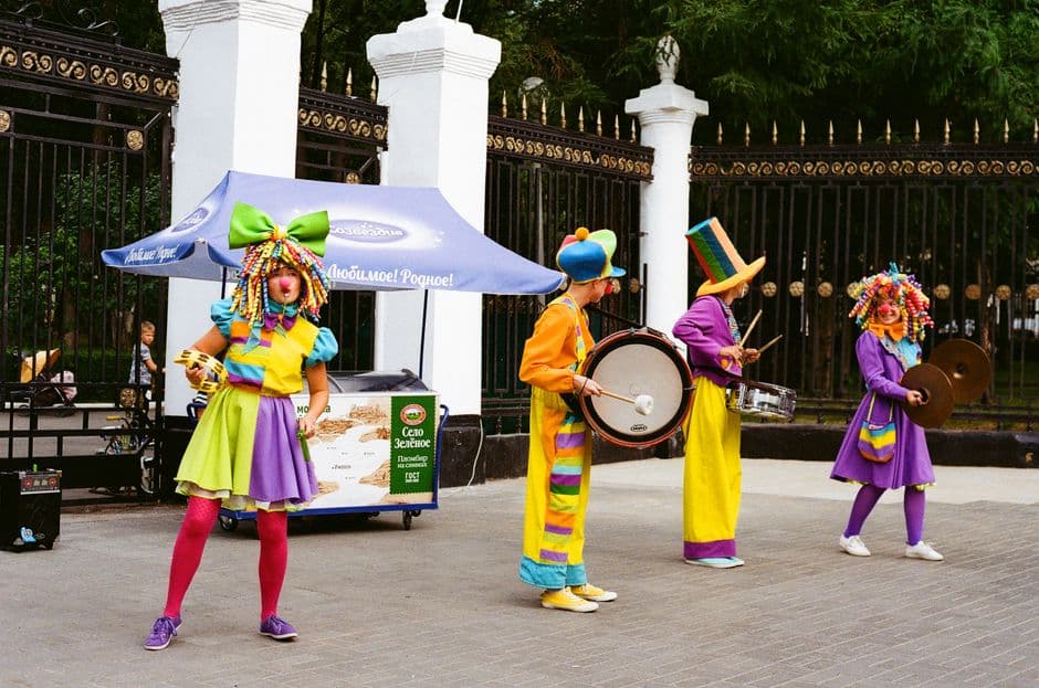 Payasos actuando en una calle durante un evento público